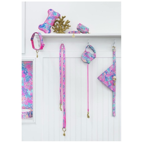 LILLY PULITZER DOG WASTE BAG DISPENSER WITH 15 PINK POTTY BAGS ATTACH TO LEASH - Picture 3 of 3